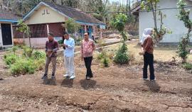 Petugas PT Adhi Karya Tinjau Calon Lokasi Budidaya Ikan Lele di Kalurahan Tepus